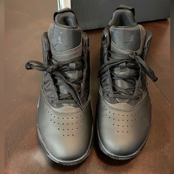 Jordan shoe bran new never worn it color black/back shoe - Picture 3 of 6